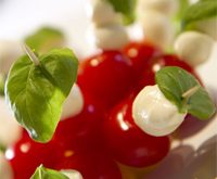 Recette mini brochettes de tomates cerises, mozzarella et basilic pour un apero dinatoire